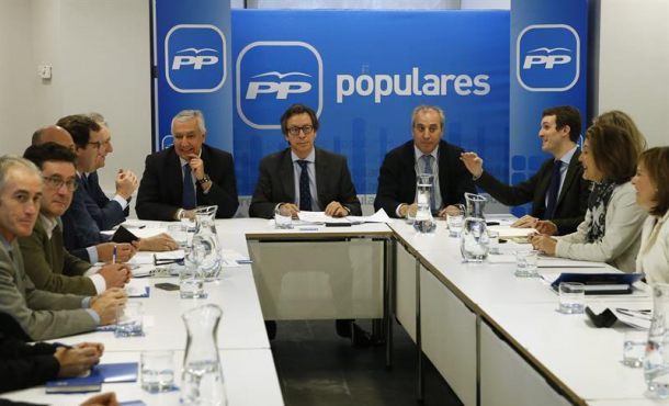 El vicesecretario de Organización del PP, Carlos Floriano (c), el vicesecretario de Política Autonómica y Local del PP, Javier Arenas (i), el coordinador de Organización, Juan Carlos Vera (d).. Efe