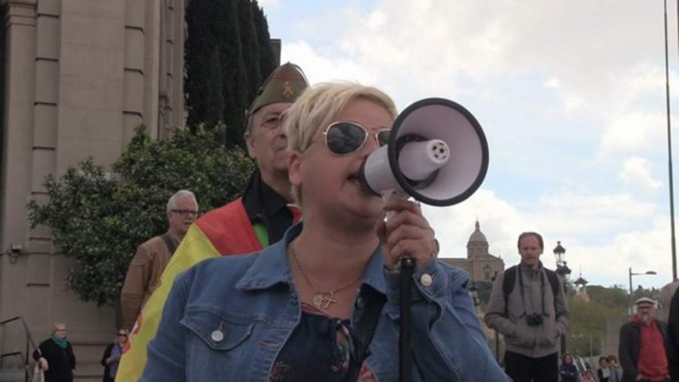 Una madre: «Mi hijo debe estudiar español». «El catalán es un dialecto». «¿Qué hablará en Andalucía, Madrid y País Vasco?». «Los señores de la Generalidad dicen que va a estudiar por las narices en catalán»