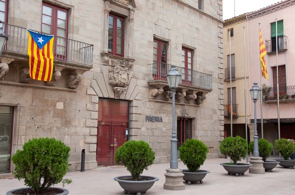 Fachada del Ayuntamiento español de Cervera con el trapo separatista en el balcón del consitorio. Foto facilitada por el Ayuntamiento. Lasvocesdelpueblo.
