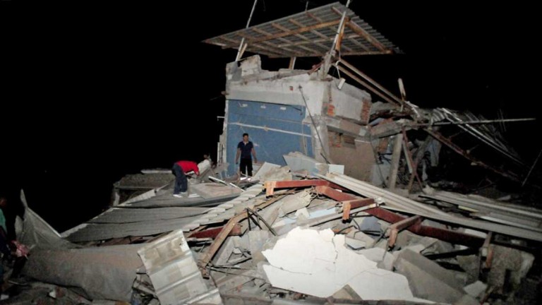 Vídeo: Al menos 77 muertos y 588 heridos por el terremoto que azotó el norte costera de Ecuador