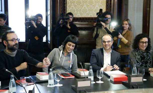 Los dos representantes de CUP-CC (i) junto a los dos representantes de JxSí (d). Efe