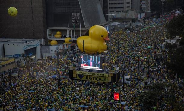 Miles de brasileños fueron registrados este domingo al seguir en directo, a través de una pantalla gigante de televisión,... Efe