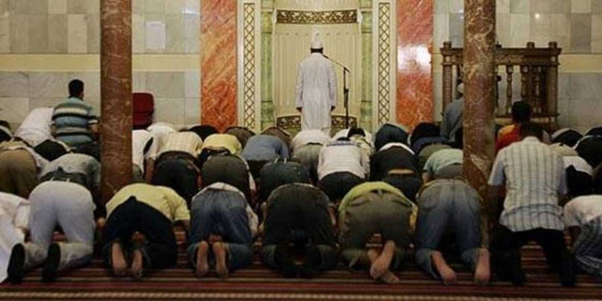 Musulmanes rezando a Alá en una mezquita de Madrid. Archivo Efe