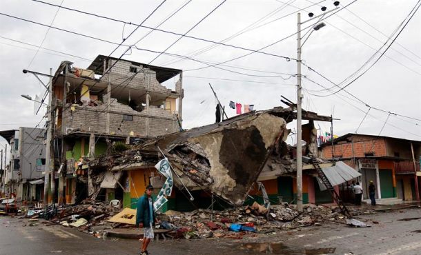 Un habitante de Pedernales (Ecuador), afectado por el terremoto... Efe