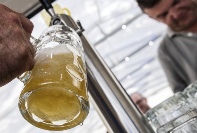 Un persona sirviendo una caña al grifo, en unas imágenes de Efe