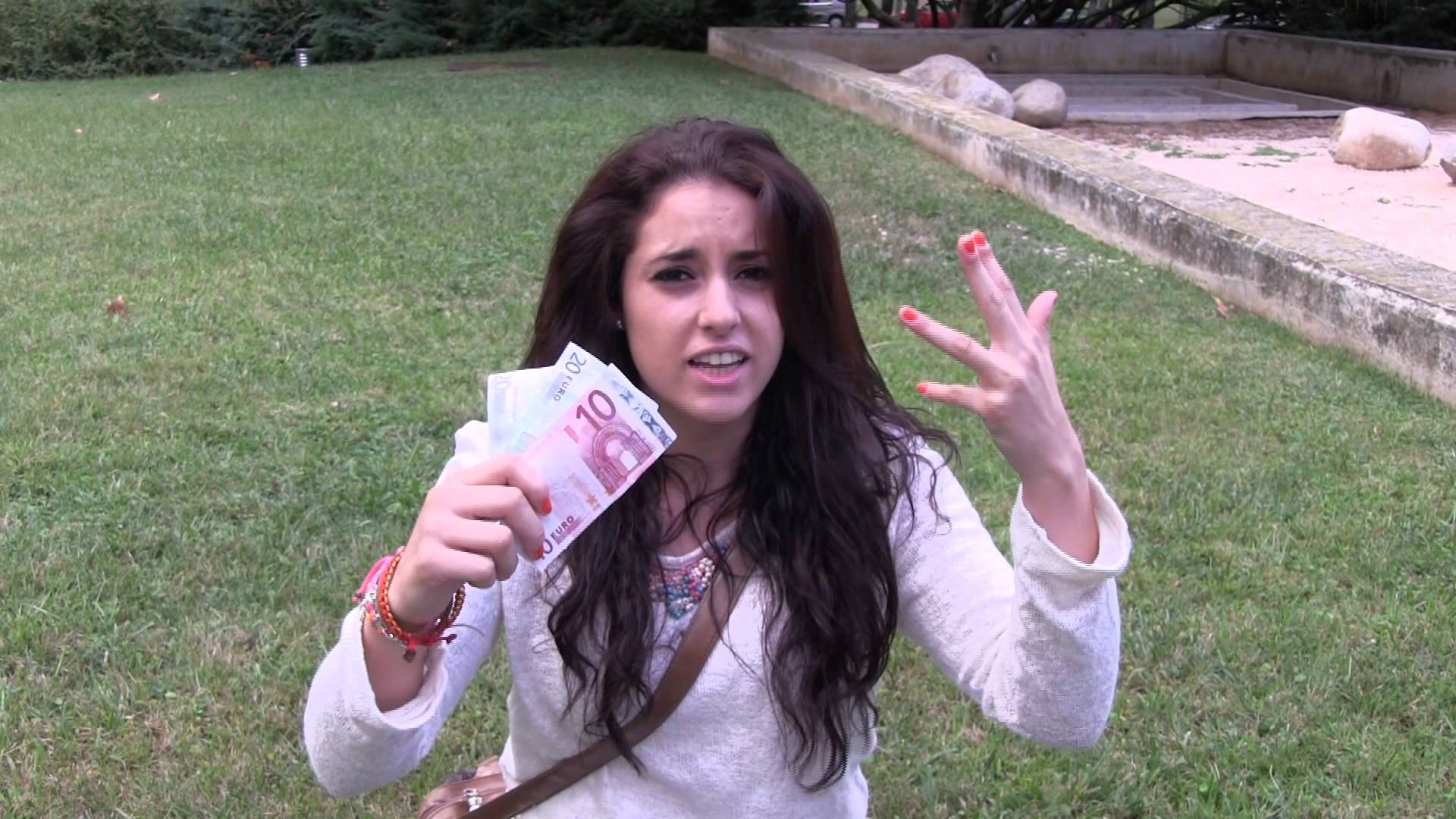 Una joven catalana, Cristina, ciudadana de Barcelona, mostrando su lealtad a España explicando como manipulan los separatistas de Juntos Por El Sí y CUP. Archivo de Lasvocesdelpueblo.