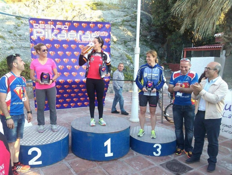 Yessica Pérez se sube a lo más alto del cajón en el triatlón desafío Pikeras  celebrado en Almuñécar