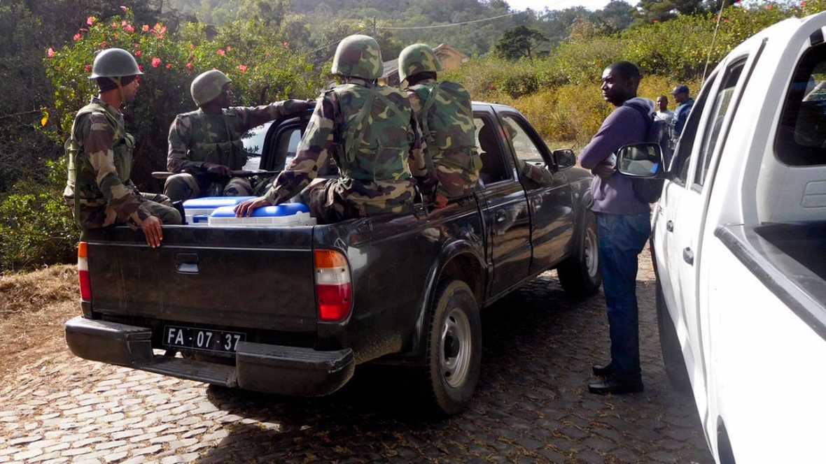 Militares llegan al lugar donde se han encontrado los cuerpos sin vida de 11 personas cerca de las barracas militares Monte Txota (Cabo Verde). Efe.