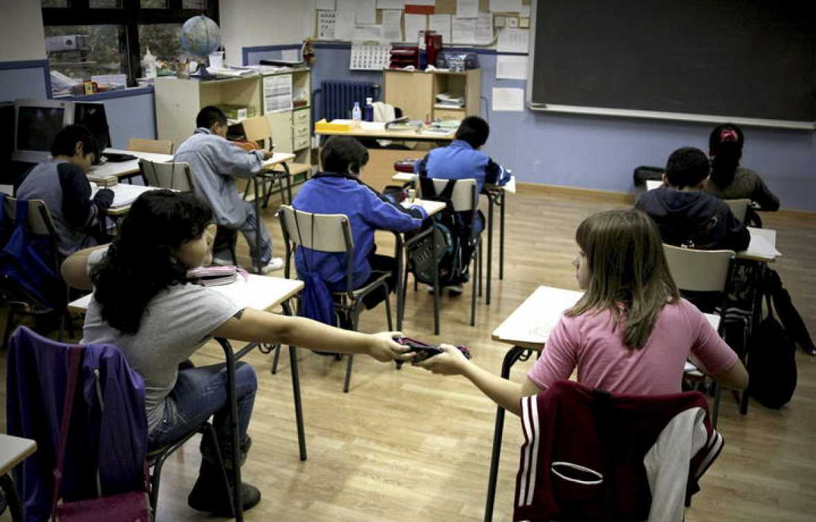 Alumnos en un colegio durante la huelga educativa del pasado 24 de octubre 2013. La CE alerta a España de los recortes en Educación y de los retos 'agravados' por la crisis. Archivo Efe.