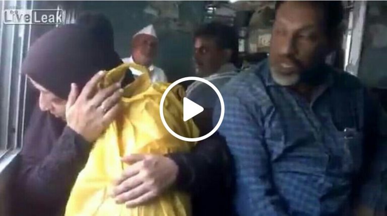 Un marido musulman golpea brutalmente la cabeza de su mujer en un transporte público