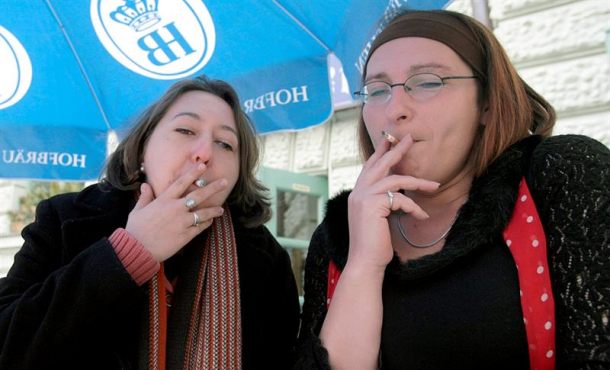 Dos mujeres fuman un cigarrillo. Archivo Efe