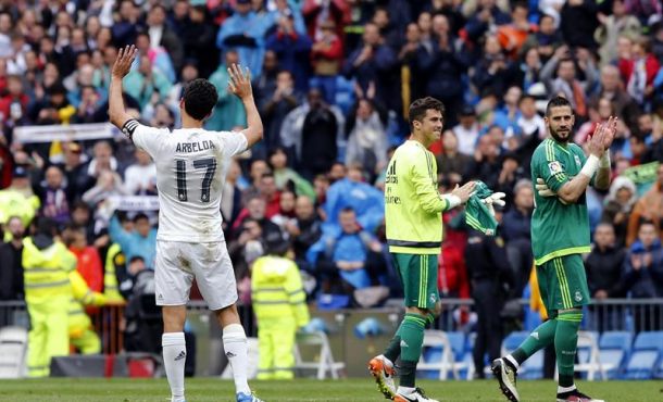 El defensa del Real Madrid Álvaro Arbeola, que abandona el equipo al término de la temporada, recibe el aplauso de la afición durante el homenaje... Efe