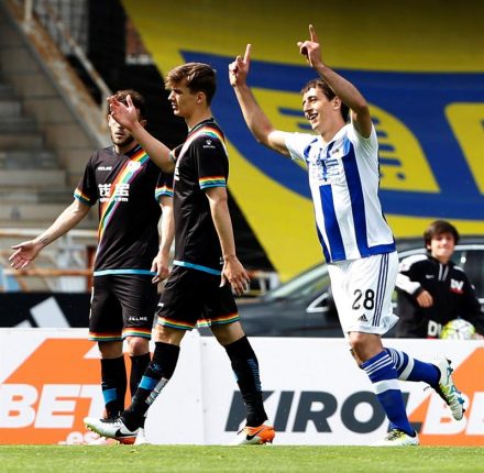 El delantero de la Real Sociedad Mikel Oyarzábal (d) celebra la consecución del primer gol de su equipo ante el Rayo Vallecano... EFE