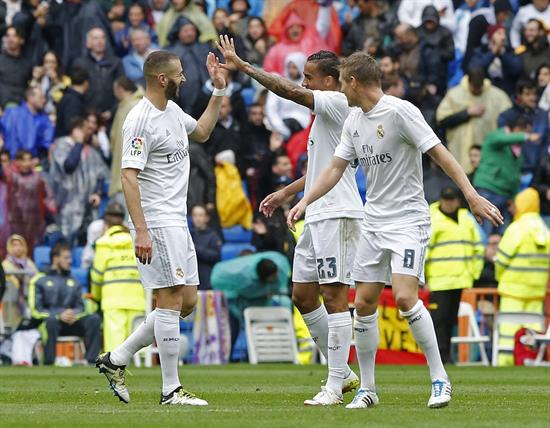 El delantero del Real Madrid Karim Benzema (i), celebra el gol con el defensa Danilo da Silva, segundo de su equipo contra el Valenci...Efe.