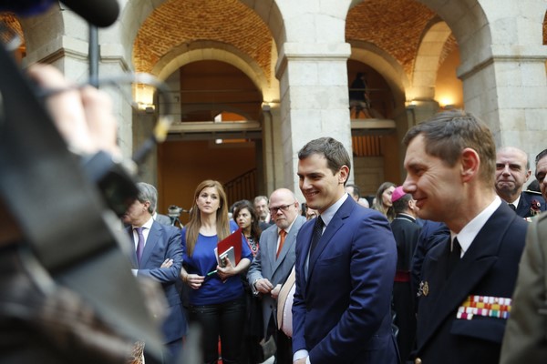 El dirigente naranja, Albert Rivera (c), hoy en declaraciones a los medios en Madrid con el motivo del '2 de mayo' 2016 en la capital del país. Lasvocesdelpueblo.