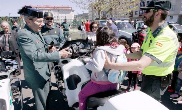 El general jefe de la XV Zona de la Guardia Civil, José María Feliz Cadenas, durante una exhibición celebrada en As Pontes (A Coruña). EFE