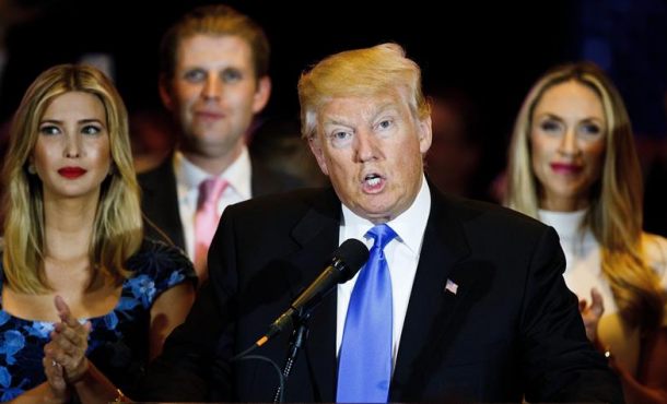 El magnate y precandidato presidencial estadounidense Donald Trump habla tras el anuncio del retiro de la carrera a la nominación republicana de Ted Cruz,... Efe