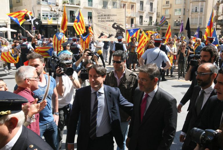 Separatistas catalanes reciban al ministro de Justicia con estrelladas y gritos contra España