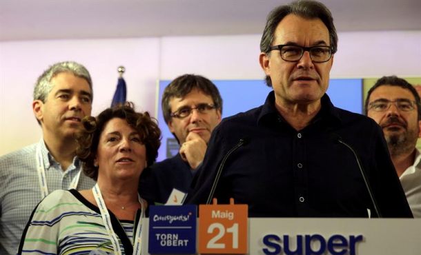 El presidente de CDC, Artur Mas (2-d), el presidente de la Generalitat, Carles Puigdemont (3-i), el candidato electo a las elecciones generales, Francesc Homs (i)... Efe