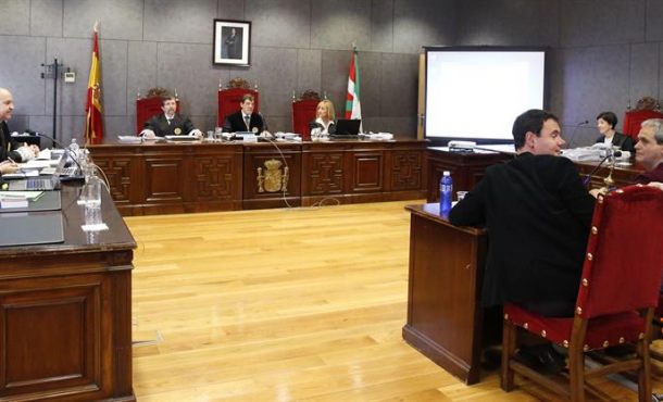 El presidente de Sortu, Hasier Arraiz (2-d), afronta desde hoy un juicio en el Tribunal Superior de Justicia del País Vasco del que puede salir como... Efe