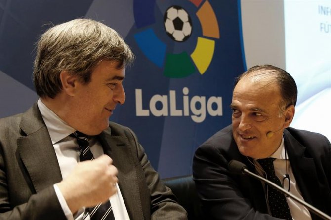 El presidente del Consejo Superior de Deportes, Miguel Cardenal (i), y el de LaLiga, Javier Tebas (d), durante la presentación del Informe Económico del Fútbol Profesional 2015. EFE