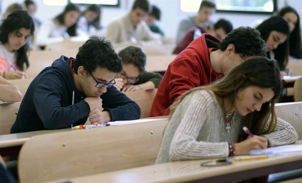 Estudiantes de bachillerato de Castilla y León durante las pruebas de selectividad en Valladolid. EFE