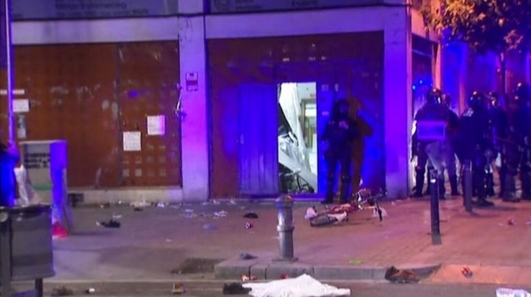 Barcelona| Los okupas de Colau y policías protagonizan una batalla callejera con drogas y jeringuillas en el ‘menú’