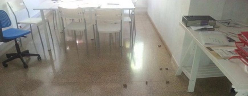 FOTOGRAFÍA. SABADELLA (ESPAÑA), 02.04.2022. Imágenes facilitadas por el PP muestran cristales rotos, piedras en la sede y pintadas al suelo. Ñ Pueblo