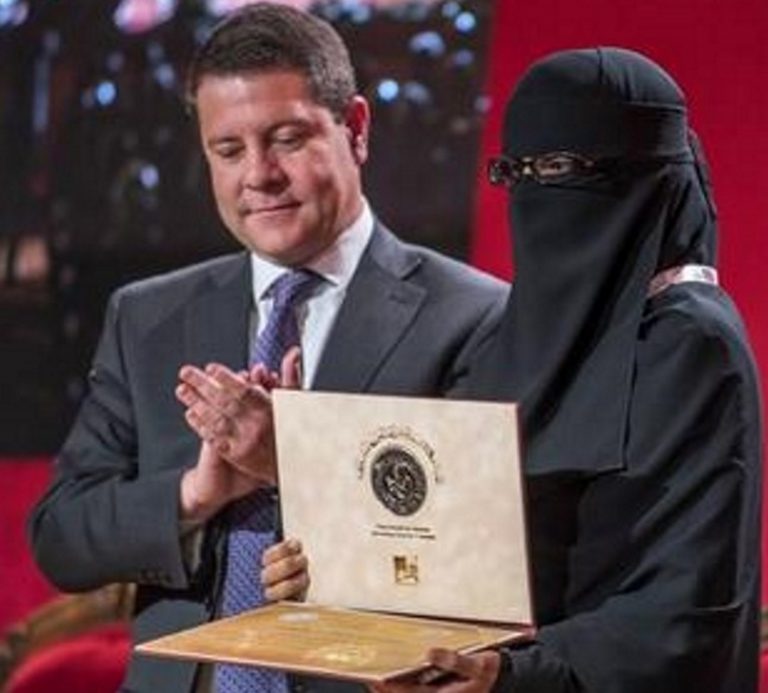 Castilla-La Mancha| El Gobierno del PSOE y Podemos homenajea al Burka islámico