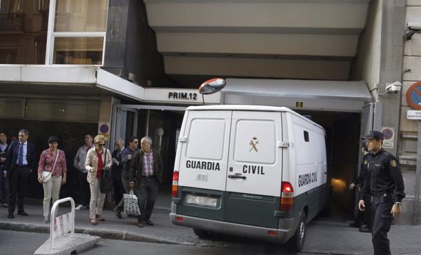 Furgón entrando en la Audiencia Nacional con los seis yihadistas detenidos en Melilla que pasan a disposición del juez Fernando Andreu, que lleva la investigación sobre una red.. Efe