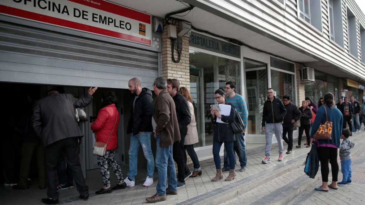 Gente entrando en una oficina de empleo de la Comunidad de Madrid en una imagen tomada el pasado 27 de abril de 2016. Reuters