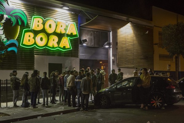 Imagen de un grupo de personas ante la emblemática discoteca de Sabadell, 'bora bora' en la zona hermética de Sabadell. FECASARM. Lasvocesdelpueblo.