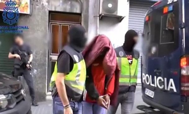 Imagen tomada de un video facilitado por la Policía Nacional, del hombre de nacionalidad paquistaní que ha sido detenido hoy... Efe