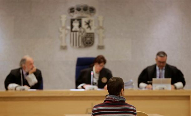 La Audiencia Nacional juzga al exdirigente etarra Eneko Gogeaskoetxea (de espaldas), por haber participado en un atentado frustrado contra Efe
