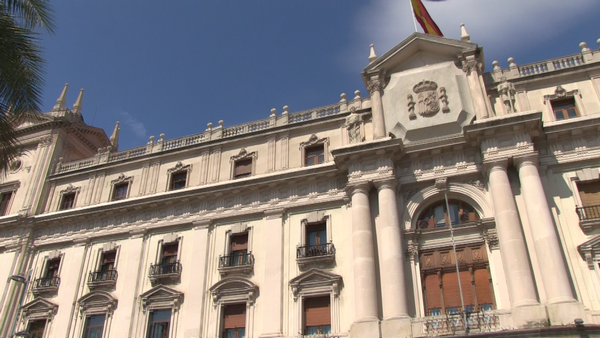 La bandera de la Nación ondeando en la fachada del Palacio de la Capitanía del Ejército en Barcelona. Archivo Lasvocesdelpueblo