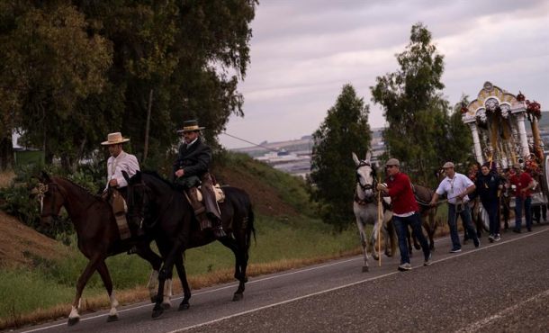 La hermandad del Rocio de Córdoba, primera de España en salir al 'camino', prosigue la marcha después de pasar su primera noche de peregrinación. EFE