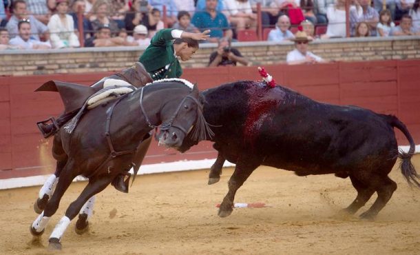 La rejoneadora Lea Vicens con su primer toro durante el festejo celebrado hoy en Córdoba, en la que ha compartido cartel con Manuel Manzanares y Pablo Hermoso de Mendoza... EFE