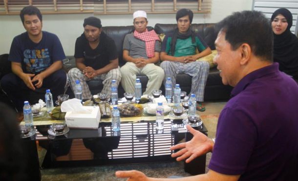 Los cuatro marineros indonesios, que habían sido secuestrados por el grupo islámico filipino Abu Sayyaf, se reúnen con el gobernador de la provincia de Sulu, Abdusakur Tan (2-d).. EFE