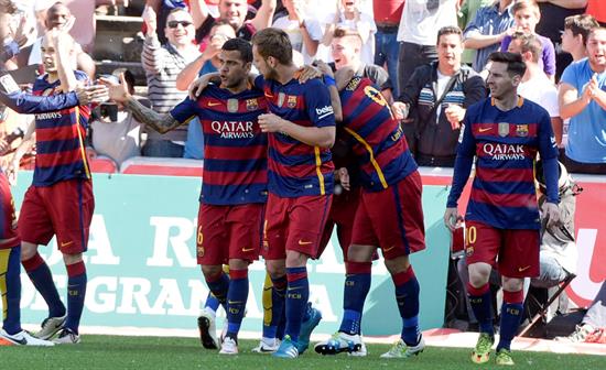 Los jugadores del FC Barcelona celebran el gol marcado por su compañero, el uruguayo Luis Suárez, ante el Granada, durante el partido de la 38 y última jornada de la Liga... EFE