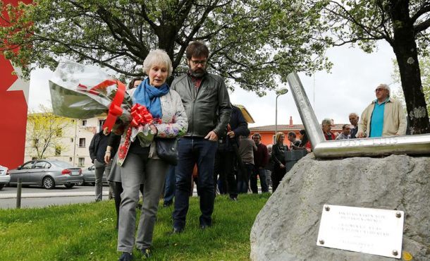 Mari Paz Artolazabal, viuda de José Luis López de Lacalle, seguida de su hijo, Alain López de Lacalle, durante un acto de homenaje... Efe