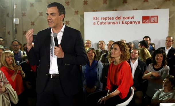 Pedro Sánchez, y la candidata del PSC en las elecciones generales, Meritxell Batet, en el acto 'Los retos del cambio en Cataluña y España'. Efe