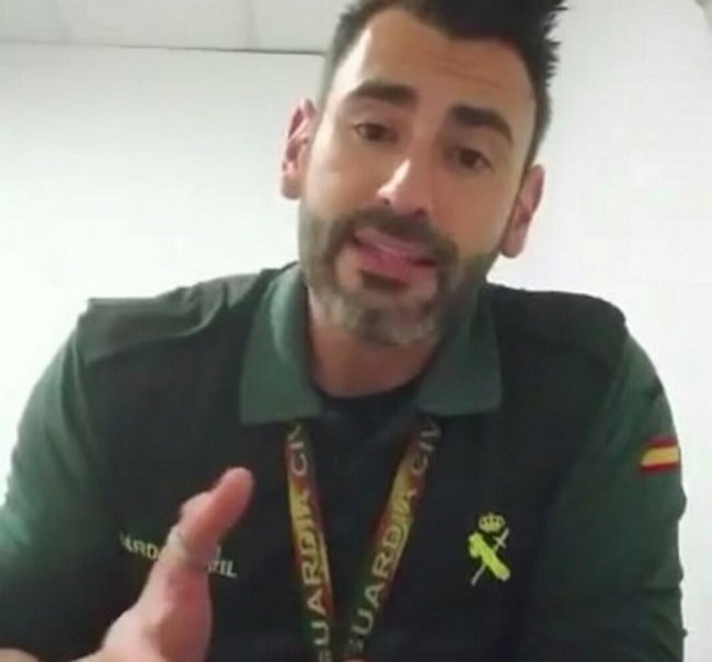 Un agente d ela Guardia Civil canta 'Yo no soy lo que tu piensas' para todos los ciudadanos. Lasvocesdelpueblo.