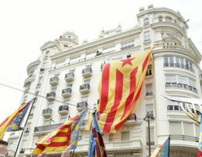 Un grupo de separatistas valenciano de ERC (esquerra republicana de Cataluña) desplegando un trapo separatista gigante el pasado 9 de octubre 2008 antes del paso... lasvocesdelpueblo