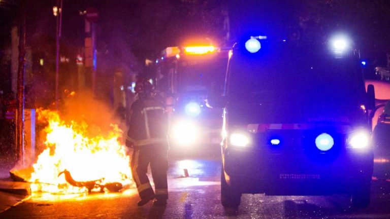 2 policías y 4 extremistas heridos en la tercera noche de batalla callejera en Barcelona