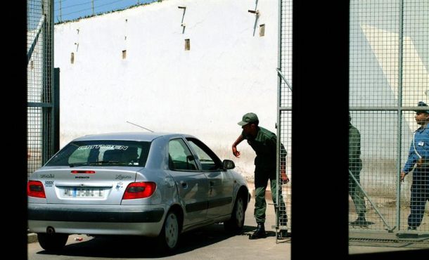 Varios policías marroquíes impiden el paso a un vehículo en la frontera entre Marruecos y Melilla. EFE