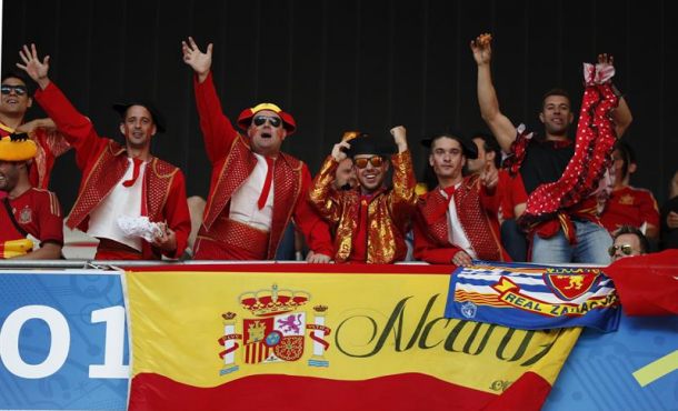 Aficionados españoles en la grada antes del partido España-Turquía del Grupo D de la Eurocopa de Fútbol de Francia 2016, en el Estadio Allianz Riviera de Niza, Francia. EFE