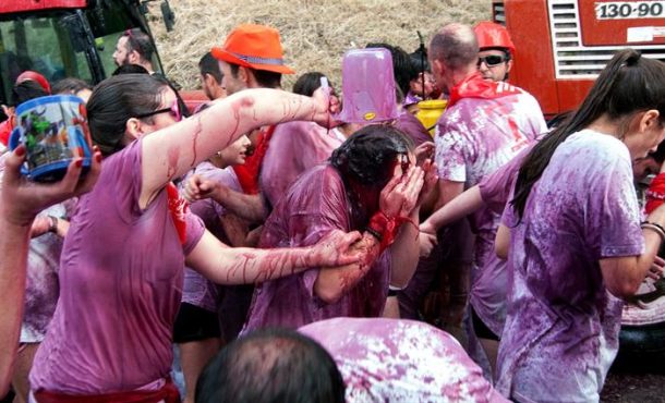 Algunas de las 7.500 personas que han participado hoy en la Batalla del Vino de Haro. EFE
