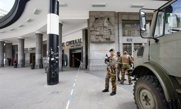 Armed Belgian soldiers stand the guard in front of the Brussels central station after it was evacuated for security reasons, in Brussels, Belgium... Efe