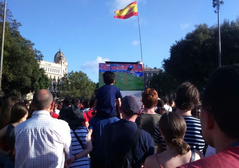 Cataluña| Colau multará a los seguidores de la Selección Española