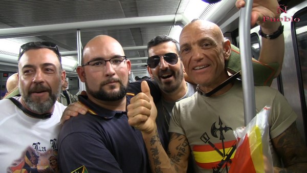 Cuatro legionarios cantando con mucho orgullo en el metro de Barcelona ante las cámaras de Lasvocesdelpueblo el 28 mayo 2016